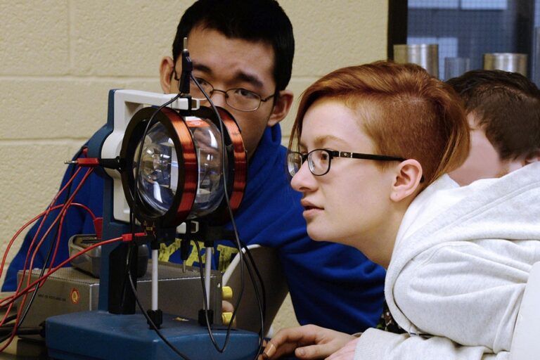 Stucent looking through an apparatus.